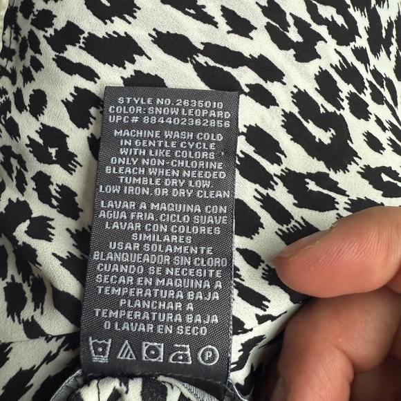 Chelsea & Theodore Women's Snow Leopard Print Short Sleeve Blouse Size Large - Picture 4 of 4